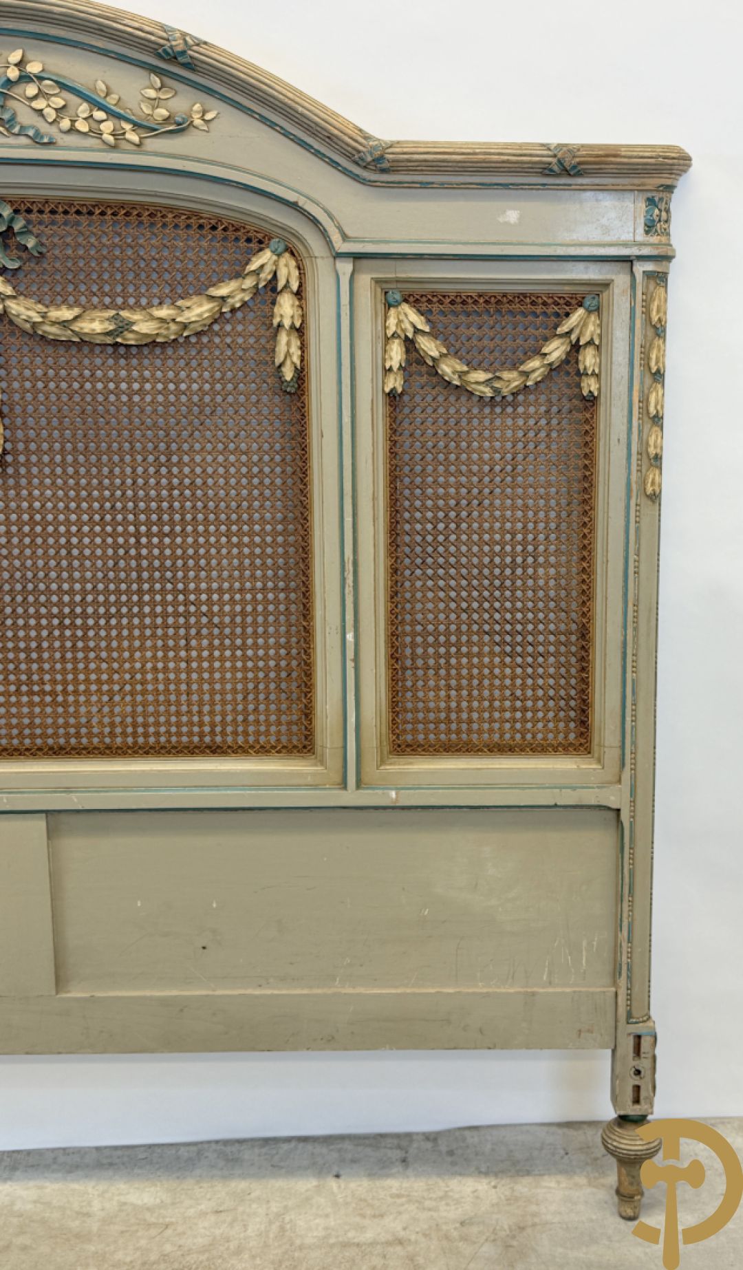 Gepatineerd Louis XVI bed met cannage en guirlandes + 2 muurconsoles met cannage en marmeren blad