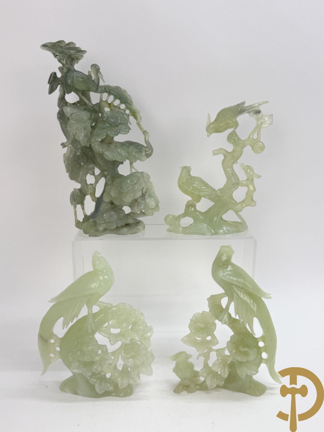 Jadeiet sculptuur van boom met vogels + koppel vogels op bloemen in jadeiet + 2 vogels op tak in jadeiet