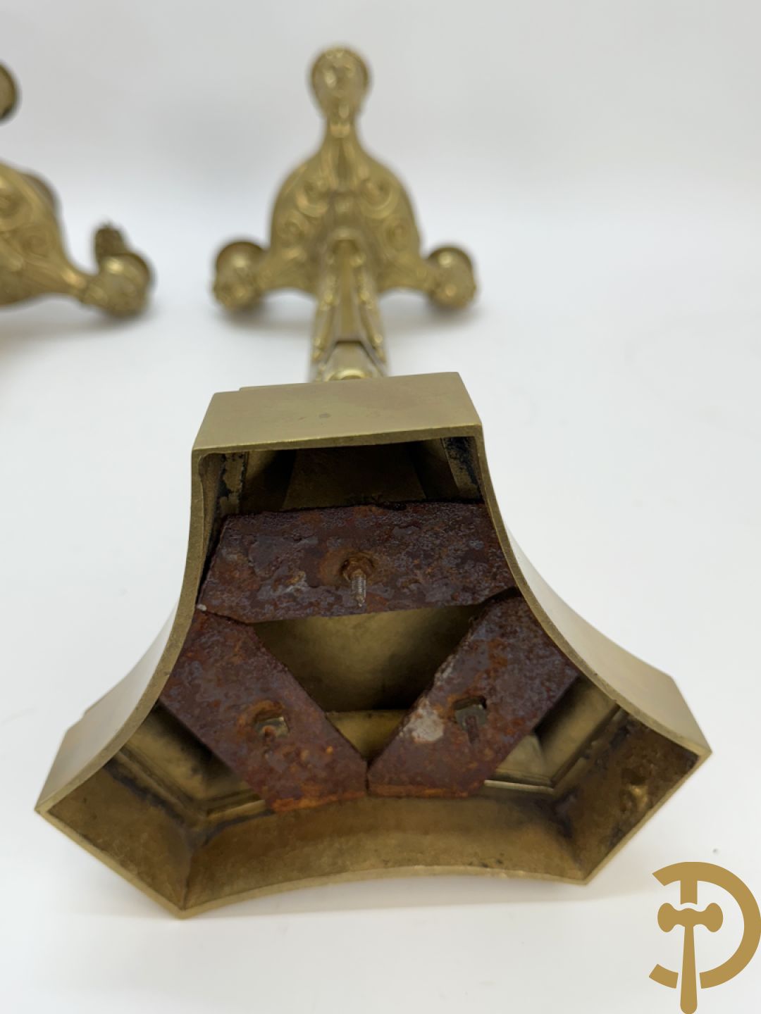 Paar bronzen 3-armige Empire kandelaars met flambeau bekroond