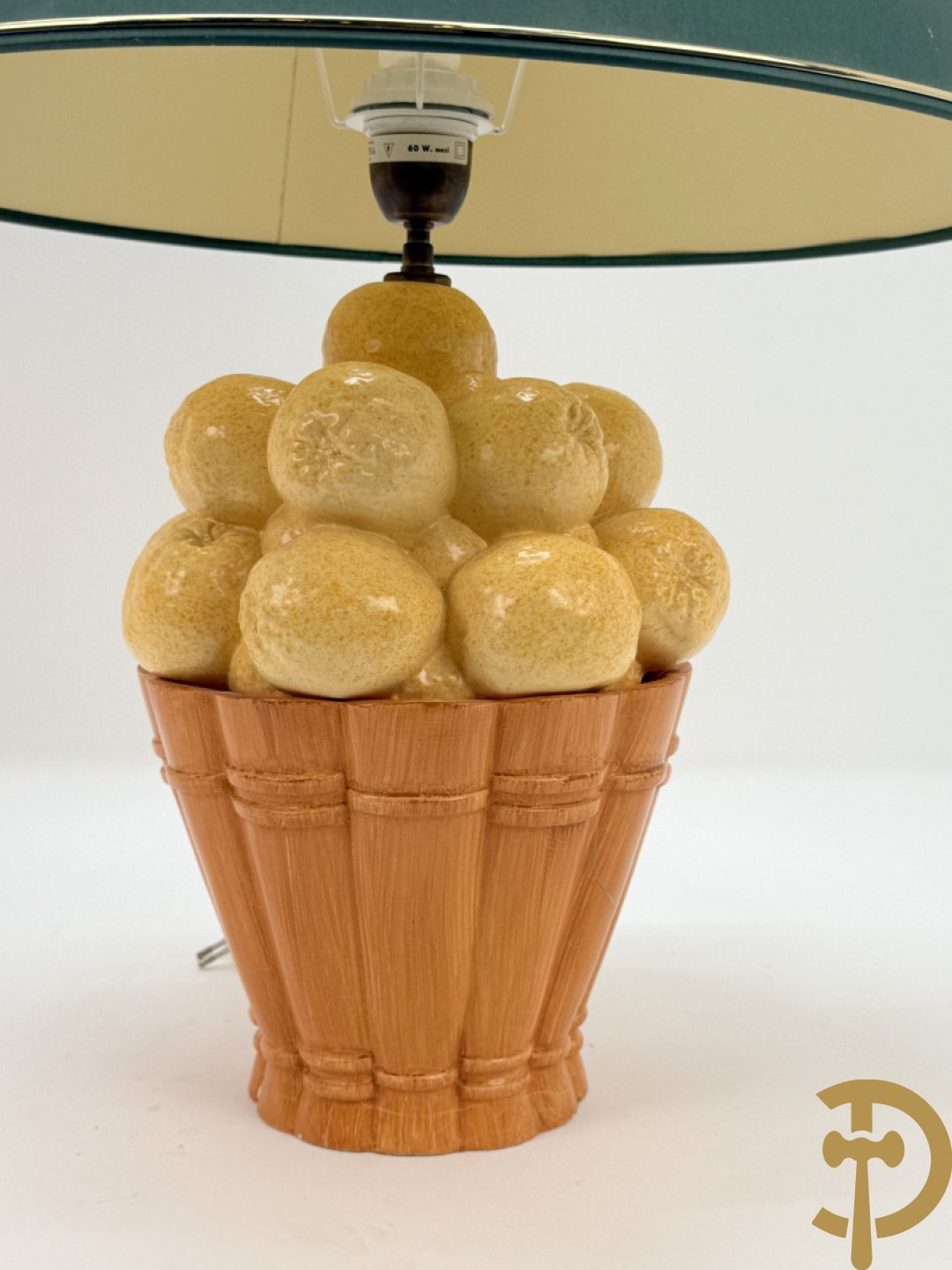 Paar keramieken lampadaires met gekleurd fruit in mand
