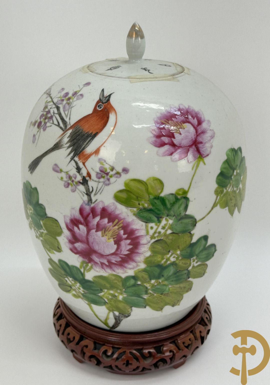 Chinese porseleinen ballustervormige vaas, King Long  + 2 porseleinen bordjes met bloemendecor + 2 bordjes met vazen- en bloemendecor + kopje en schoteltje Imari + dekselpotiche met vogel en bloemendecor