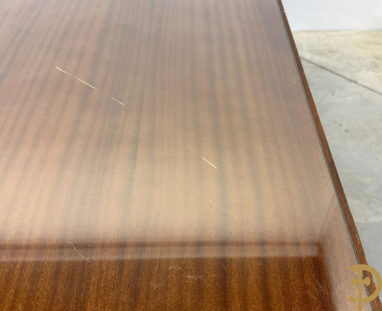 Notelaren tafel met glazen blad op vier ballustervormige poten - bezet met bollen op de zijkant