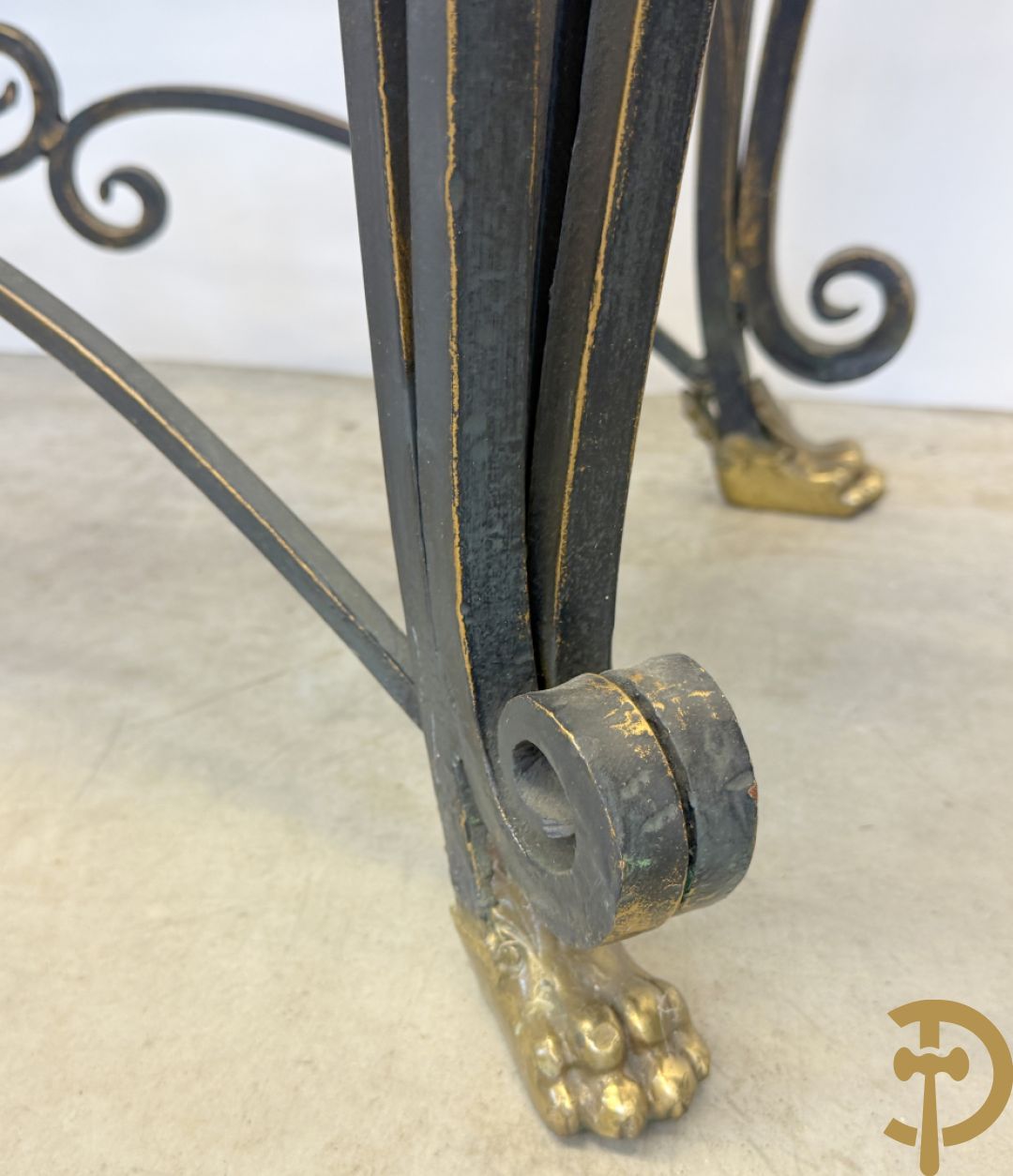 Gepatineerde smeedijzeren wandconsole met marmeren blad met inleg, op voluutvormige poten