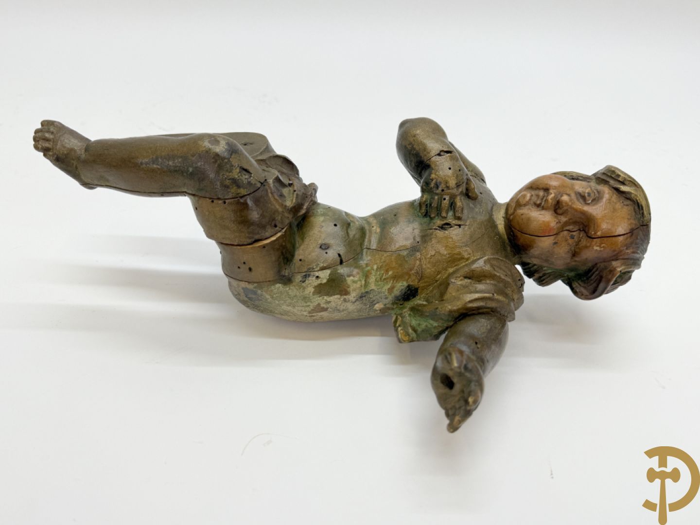 Drie houtgesculpteerde cupido