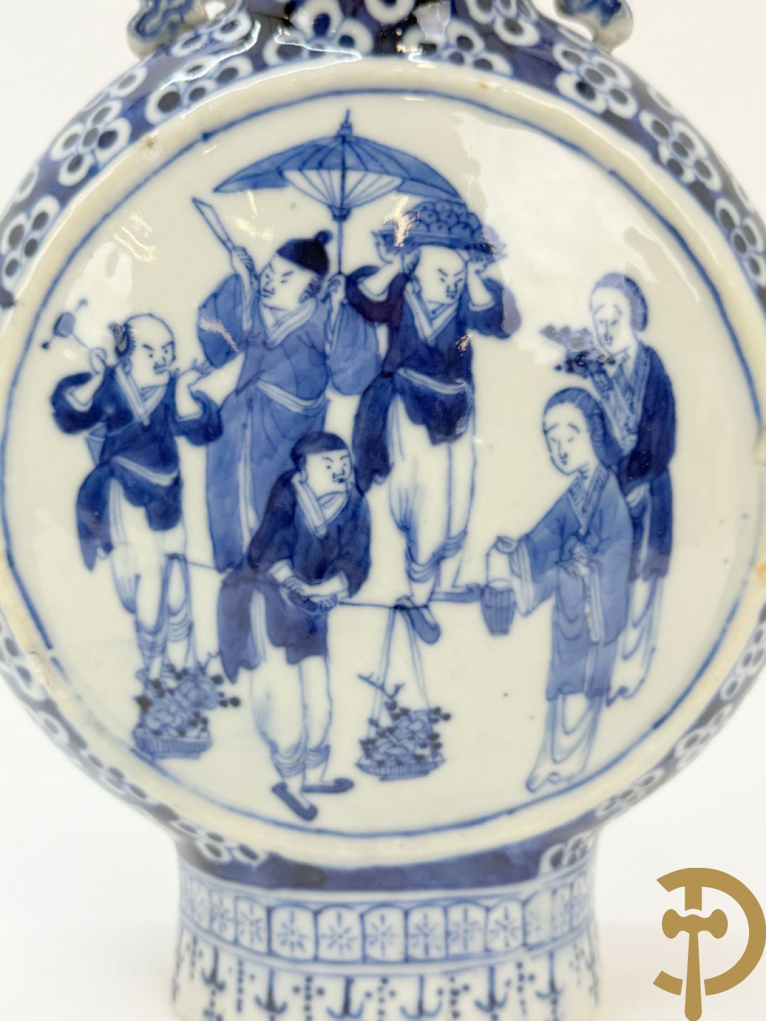 Chinese porseleinen maanvaas met geanimeerd decor