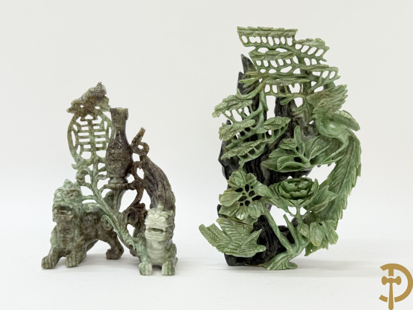 Sculptuur in speksteen van natuurtafereel met vogels en pioenrozen + speksteen sculptuur tafereel van 2 fo honden en vaas