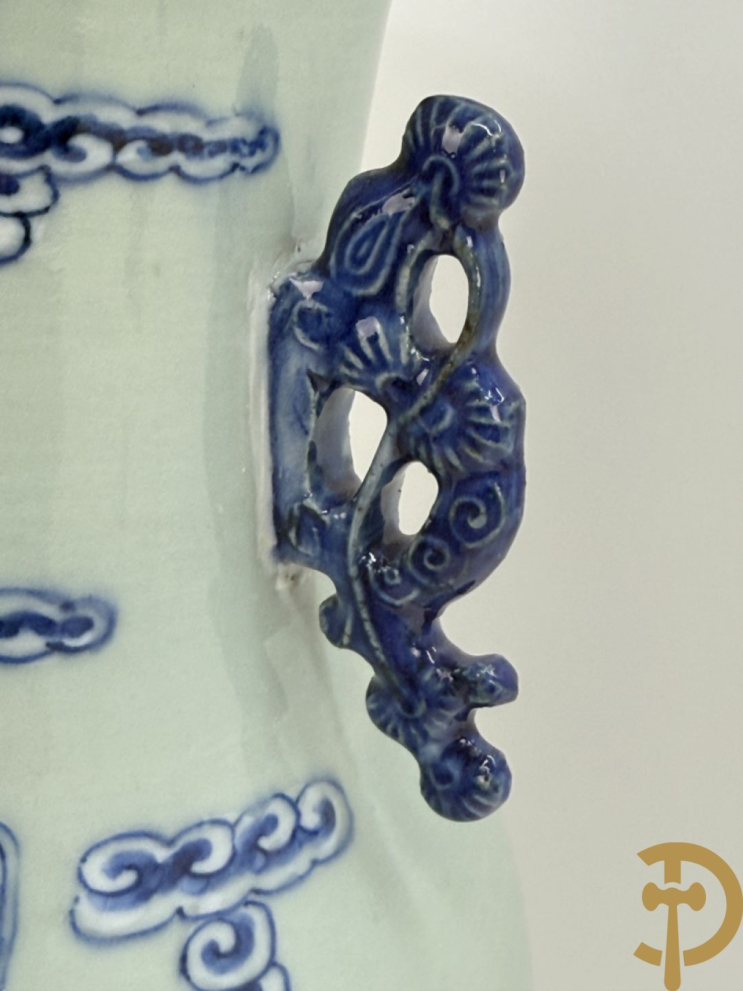 Chinese porseleinen celadon vaas met blauw/wit decor van fo honden