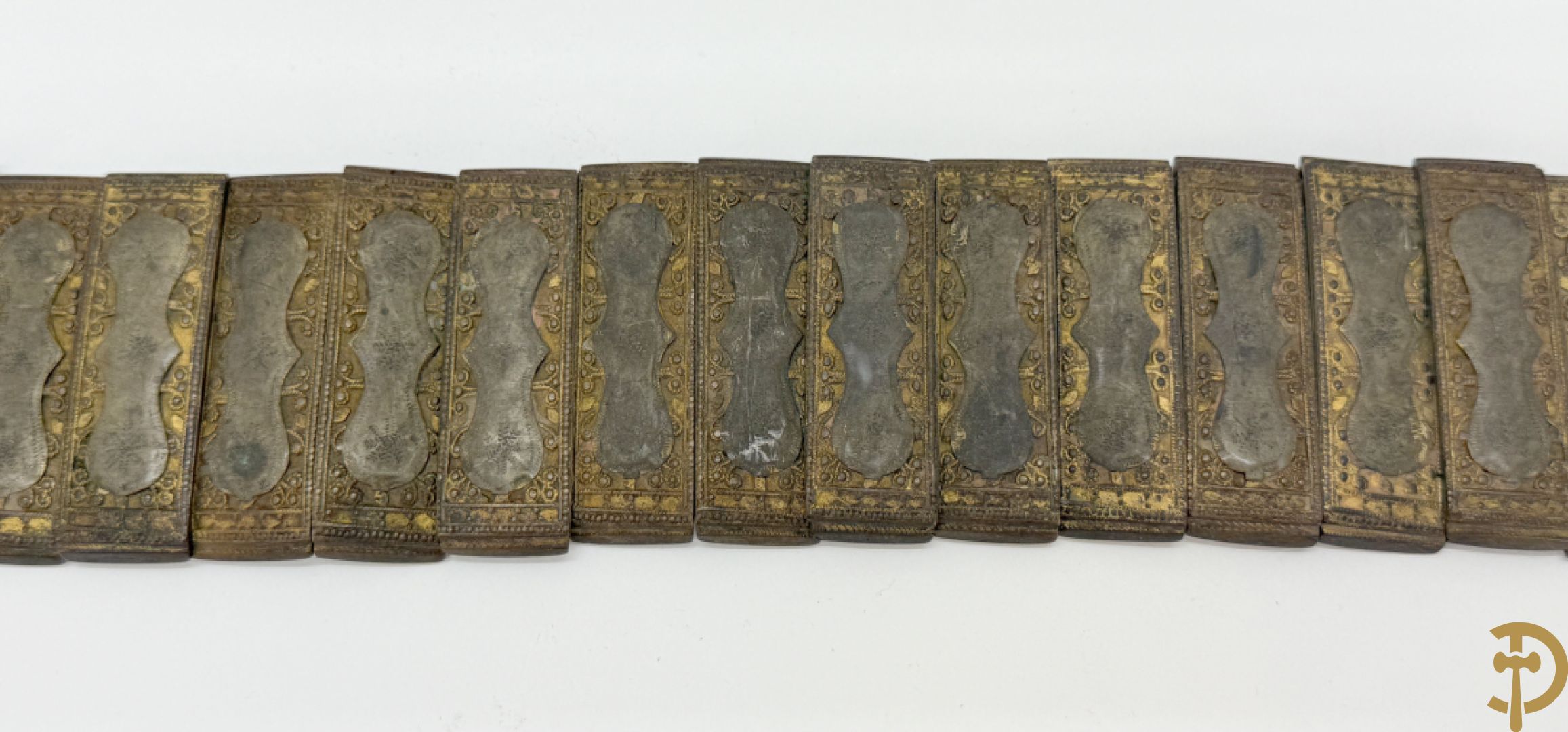 Gekleurde metalen riem met koperen lemmetten en bronzen sluiting