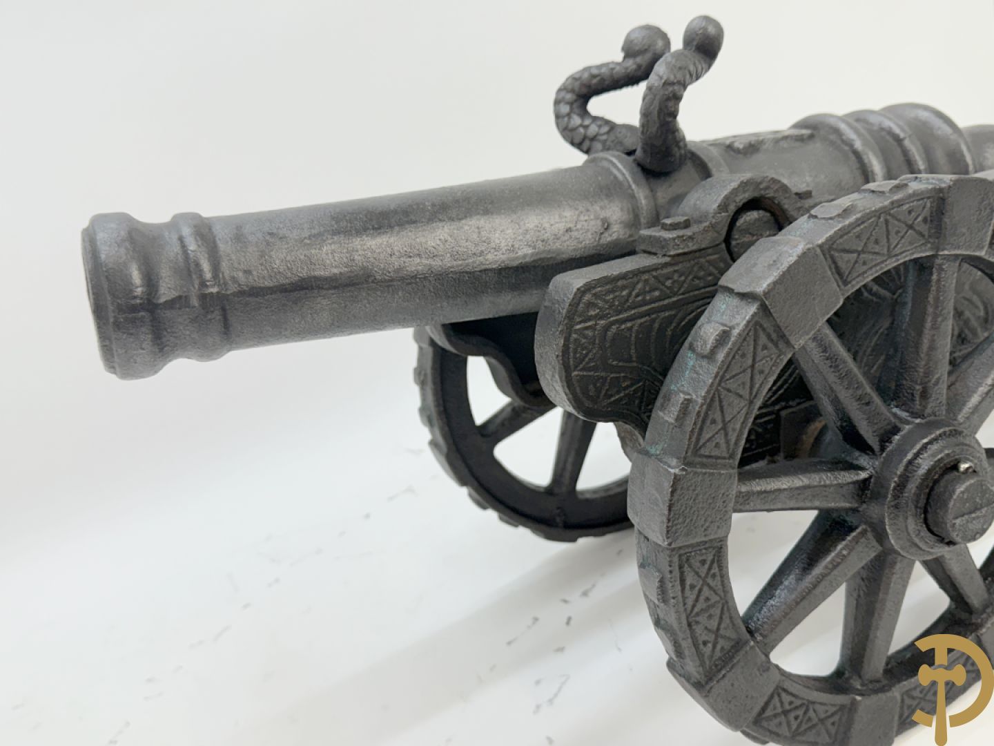 Gietijzeren miniatuurkanon met wapenschild