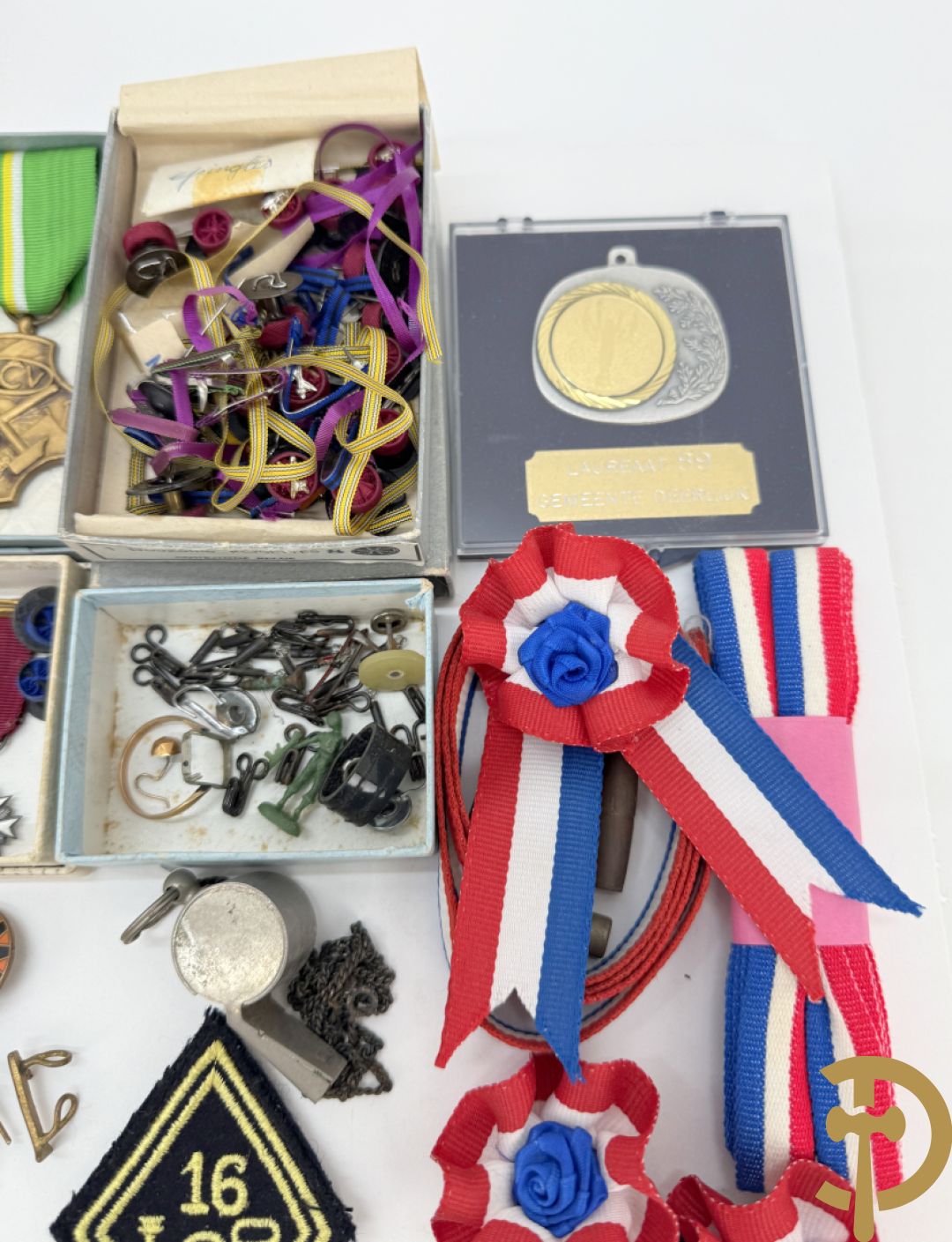 Lot insignes en medailles