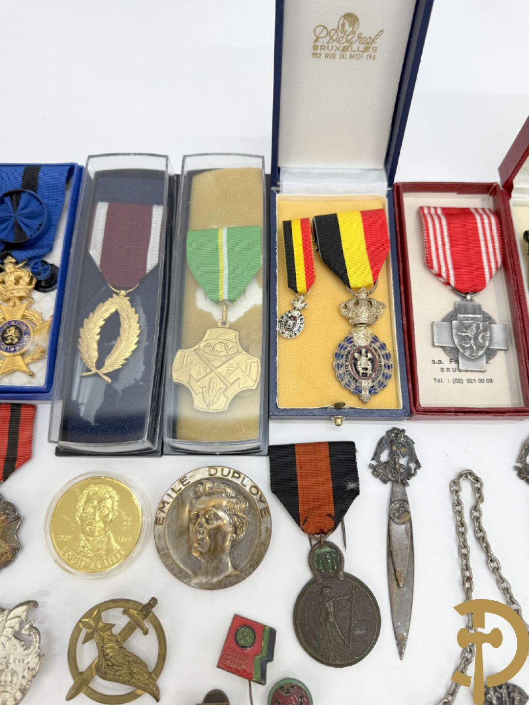 Lot insignes en medailles