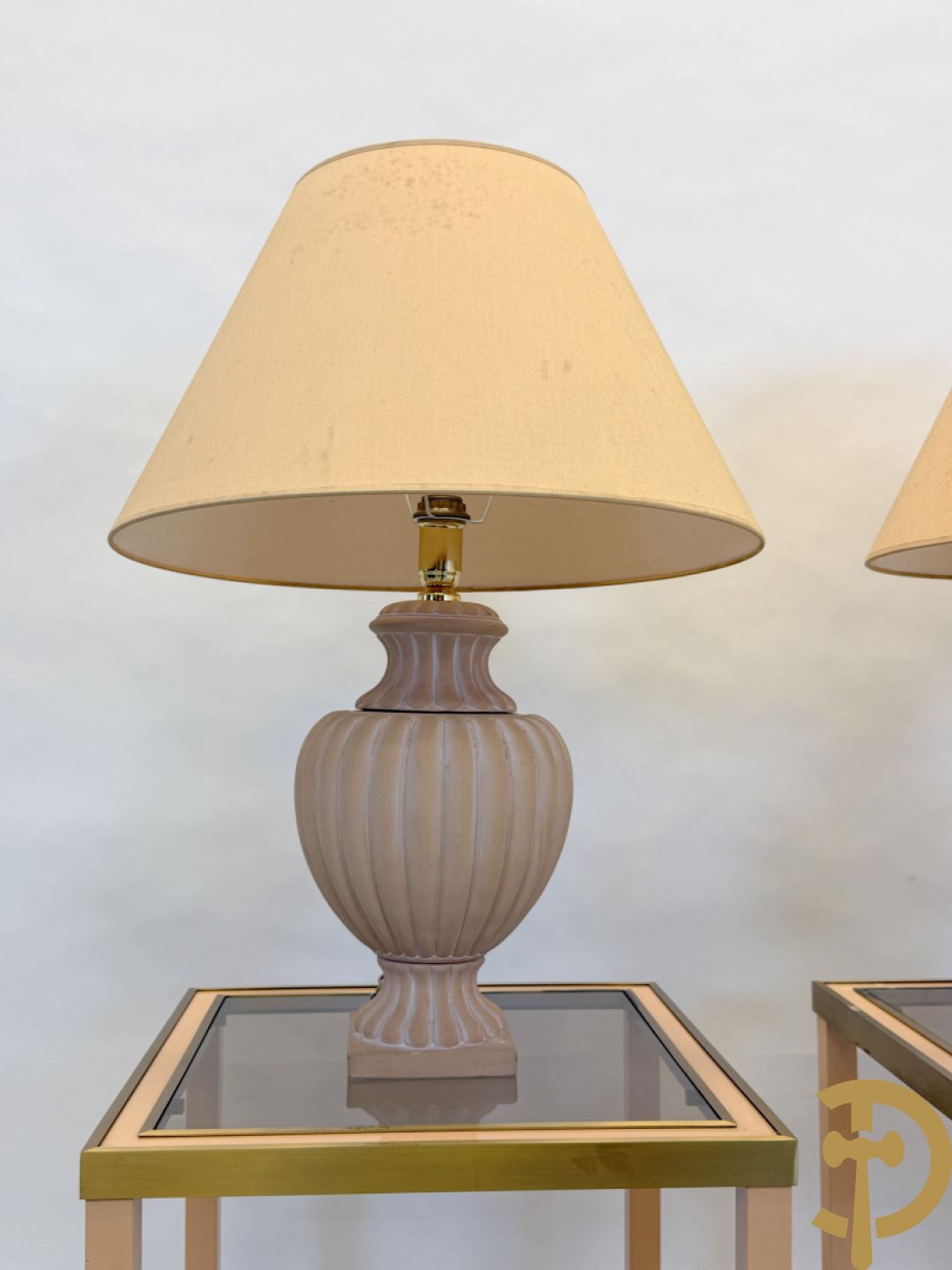 Paar bijzettafels met koperafwerking en glazen fumé blad + 2 bijhorende lampadaires in terra cotta
