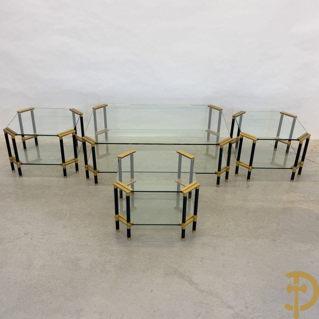 Vintage salontafel met glas en koperafwerking + 3 bijhorende vintage bijzettafels