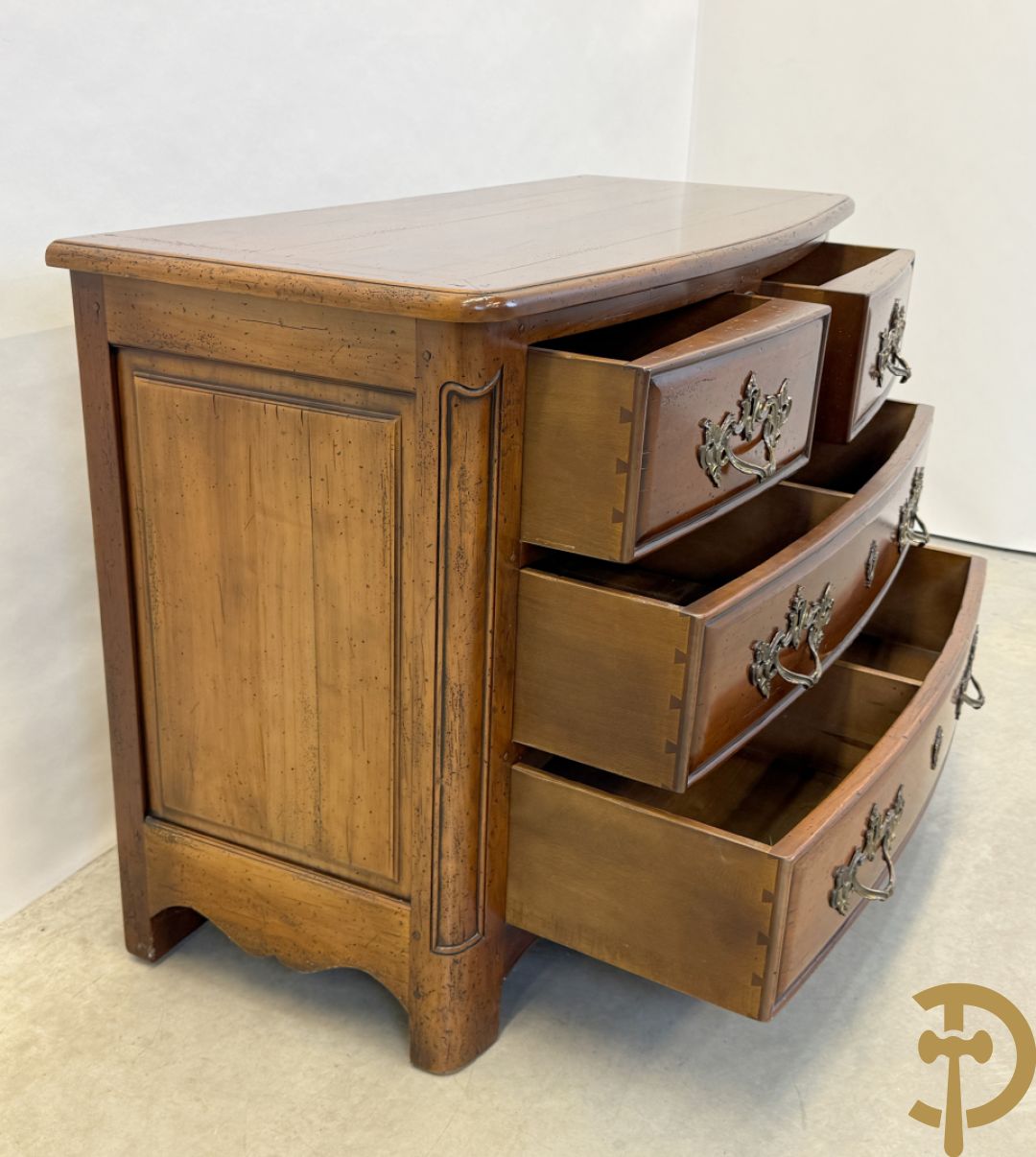 Gebogen kerselaren vierladencommode met koperen Louis XV trekkers, achteraan geëstampilleerd Richelieu Art & Meubels de France