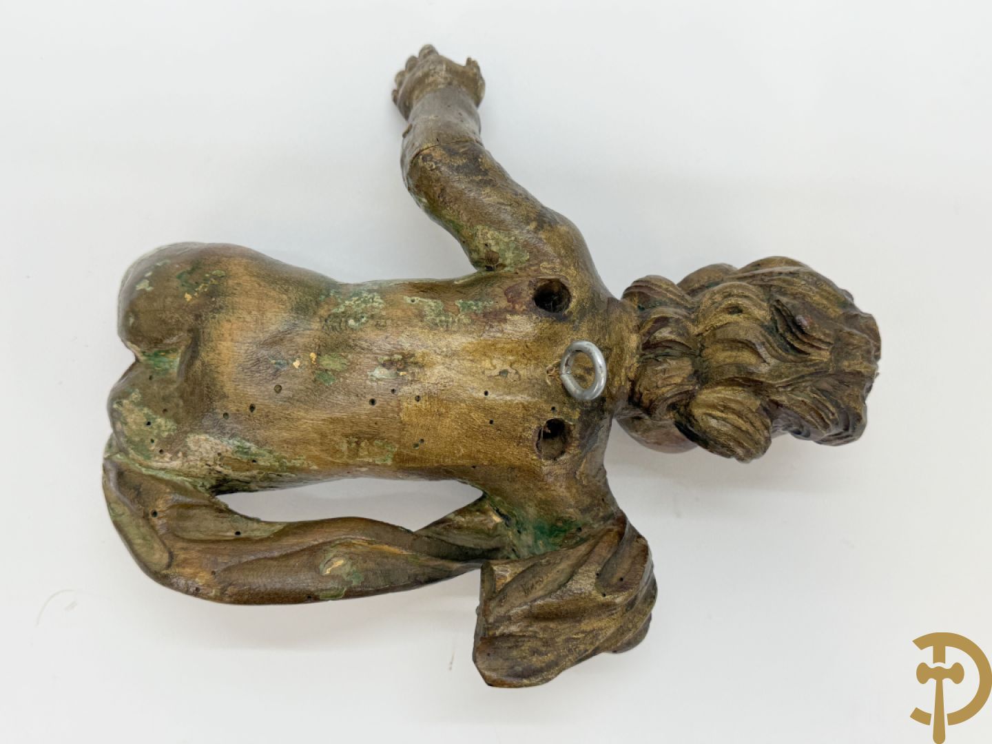 Drie houtgesculpteerde cupido
