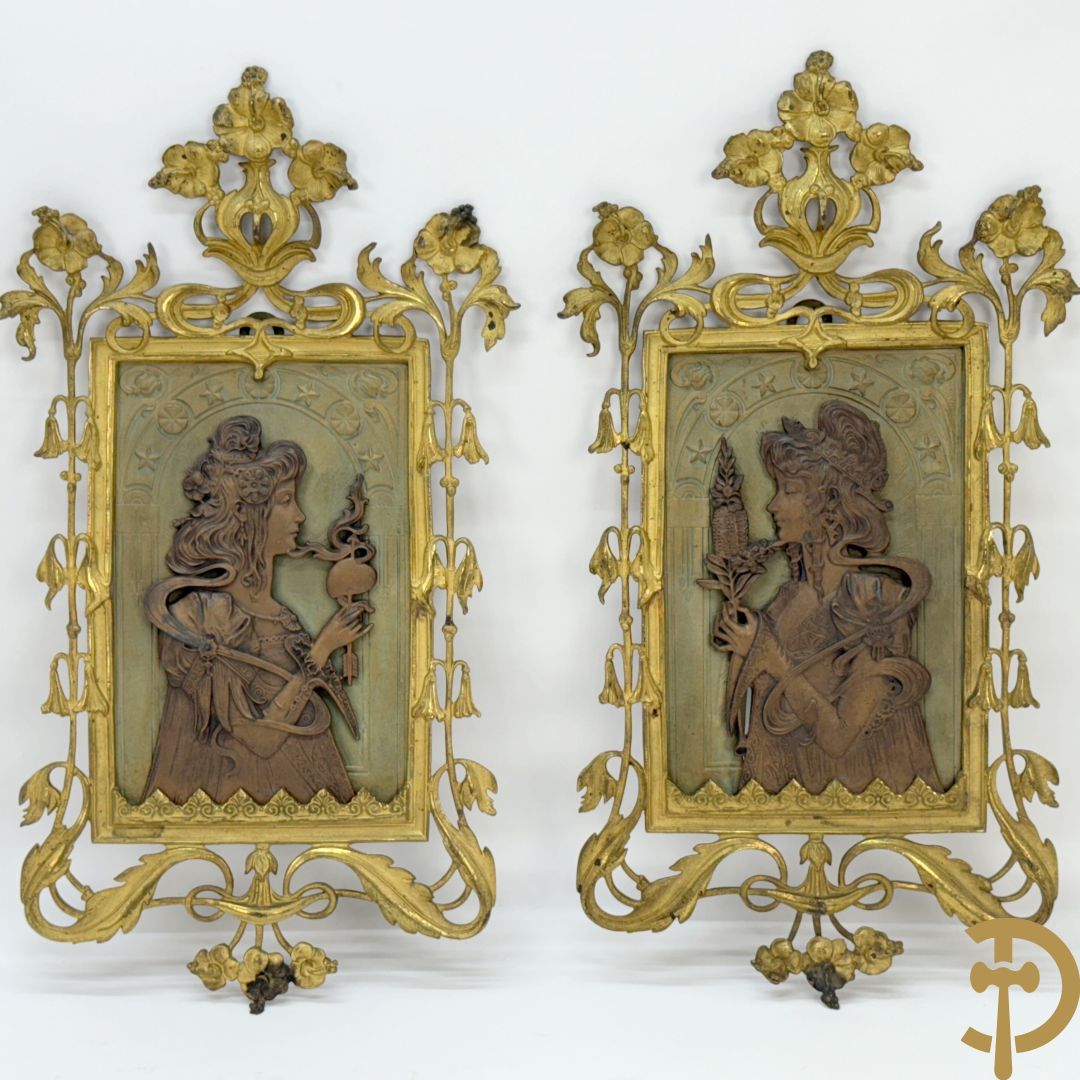 Paar vuurvergulde bronzen basreliefs met elegante dames en Jugendstil motieven