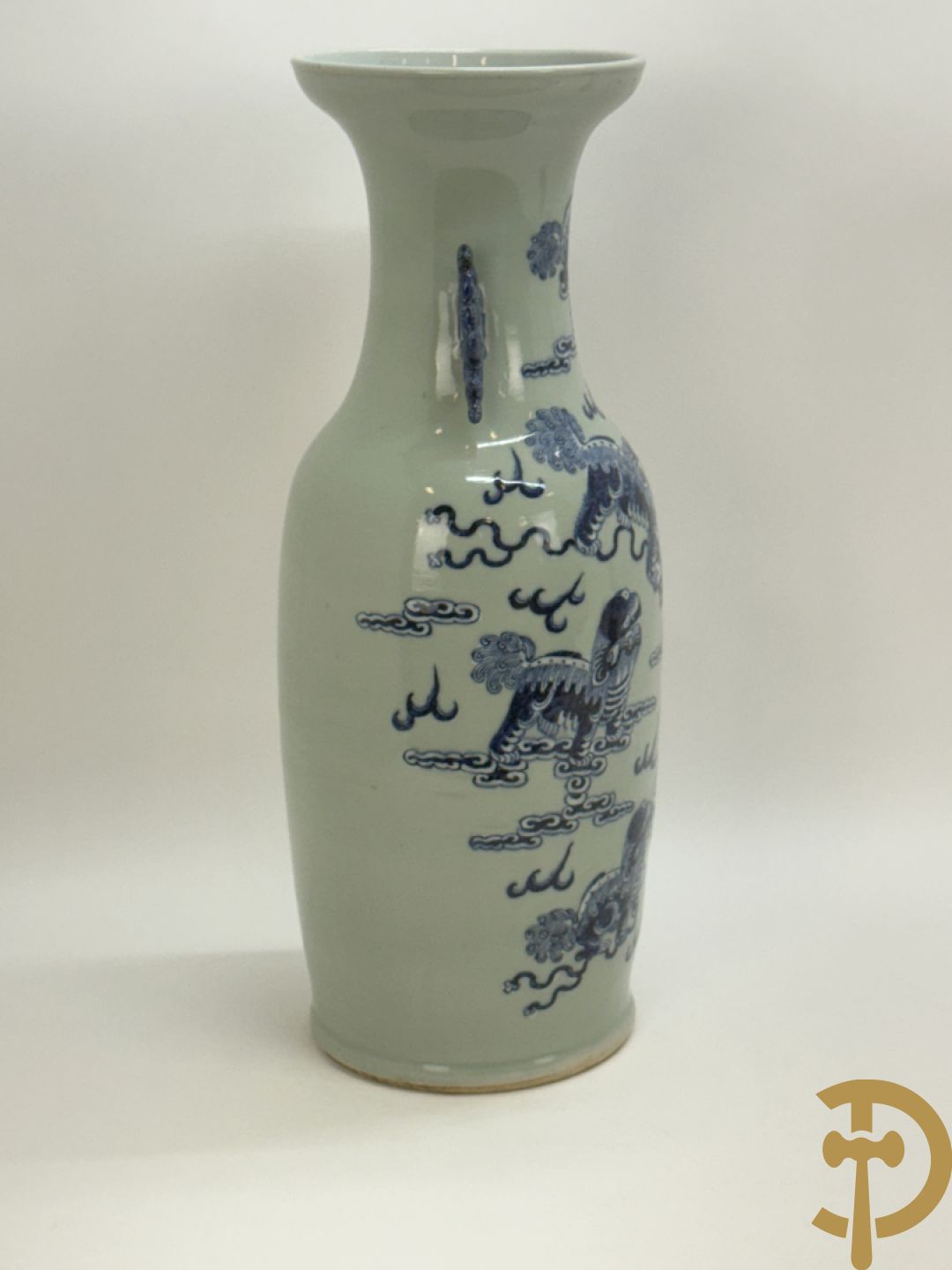 Chinese porseleinen celadon vaas met blauw/wit decor van fo honden