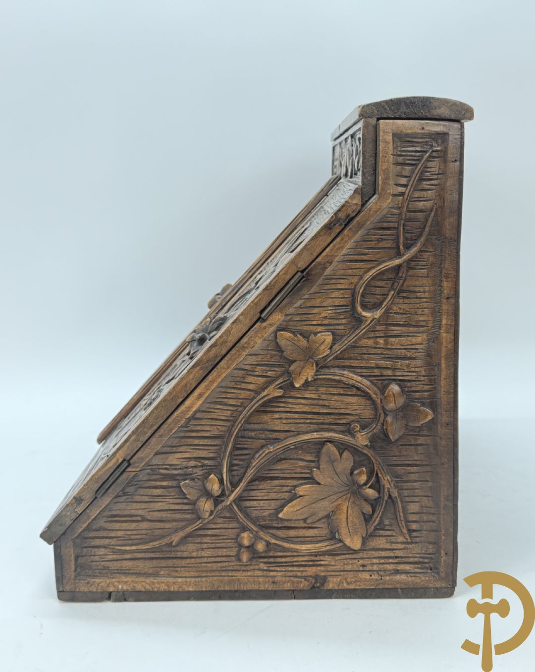 Houtgesculpteerde openklapbare brievenhouder met bloemensculptuur, laat 19e