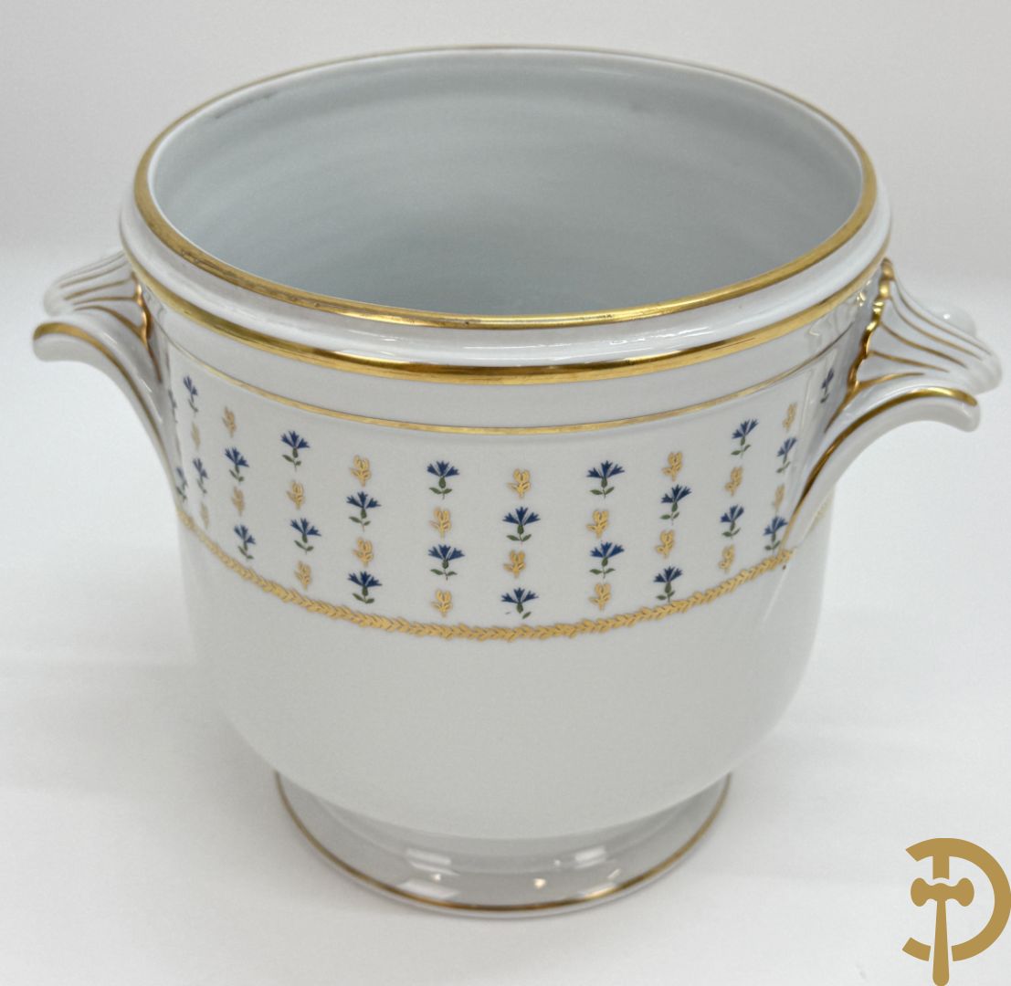 Mooi lot Limoges porselein bestaande uit grote en kleine Medici vaas met bloemendecor, 3 cache pots, bord, 2 coupes, Tas en schoteltje (9 stuks in totaal)