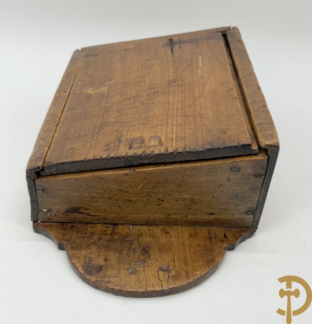 Lot folklore w.o. antieke gemerkte (IBT BCR) houten muurdoos 1845, karner zonder stok, antieke houten veldfles (gourde) 19e + houten sculptuurtje