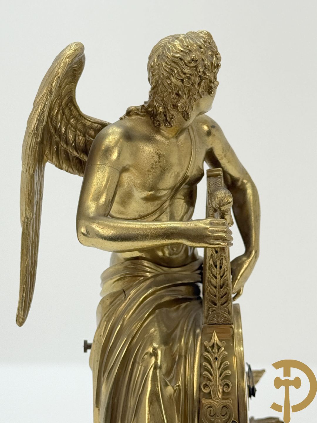 Vuurvergulde Franse bronzen Empire stijl pendule, harpvormige horloge met gevleugelde Griekse mythologische figuur, Erso die zijn lier bespeelt - Deniere et E. Mattelin, Fabricants de Bronze