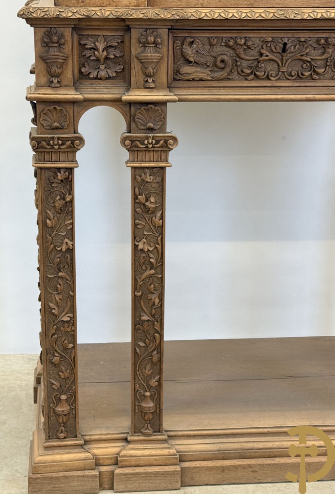 Italiaanse handgesculpteerde Neo Renaissance credance, bovenaan met klep en onderaan met lade - sculptuur van dieren en accanthusranken, gemerkt Venetia