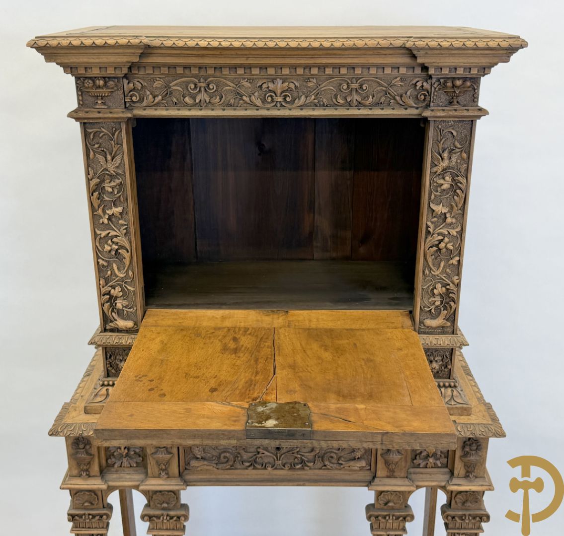 Italiaanse handgesculpteerde Neo Renaissance credance, bovenaan met klep en onderaan met lade - sculptuur van dieren en accanthusranken, gemerkt Venetia