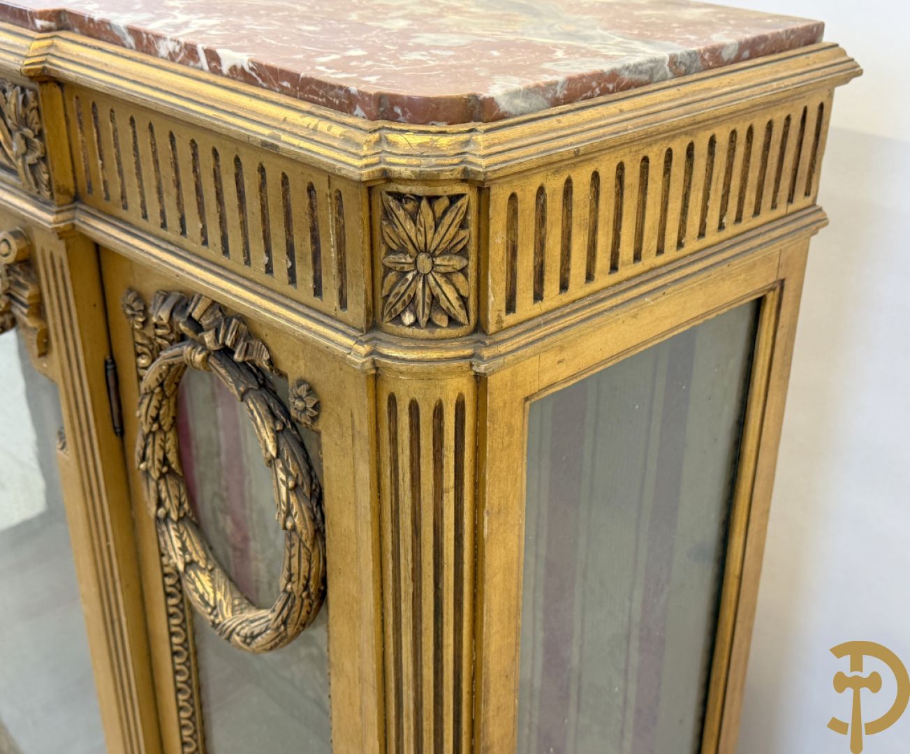 Vergulde Louis XVI vitrine met 3 deuren, cannelures en guirlandes - bovenaan met marmeren blad