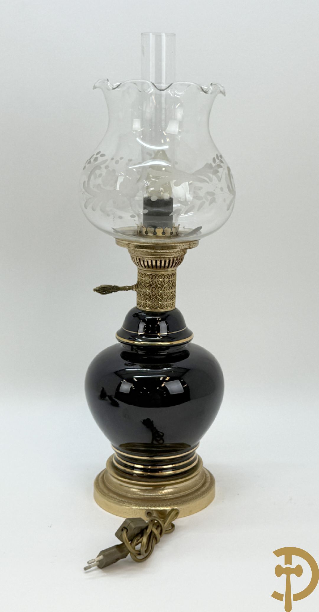 Sèvres stijl dekselpotiche met koperen ornamenten en romantisch decor + lampadaire in Sèvres stijl met romantisch decor