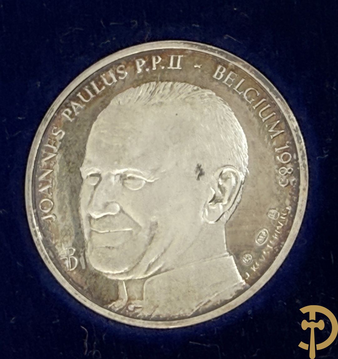 Massief zilveren herdenkingsmunt Paus Johannes Paulus II ter gelegenheid van zijn bezoek in 1985 aan België + vier munten van de Olympische winterspelen in 1976 in Innsbruck + set van zeven massief zilveren plaquettes van de 7 wereldwonderen