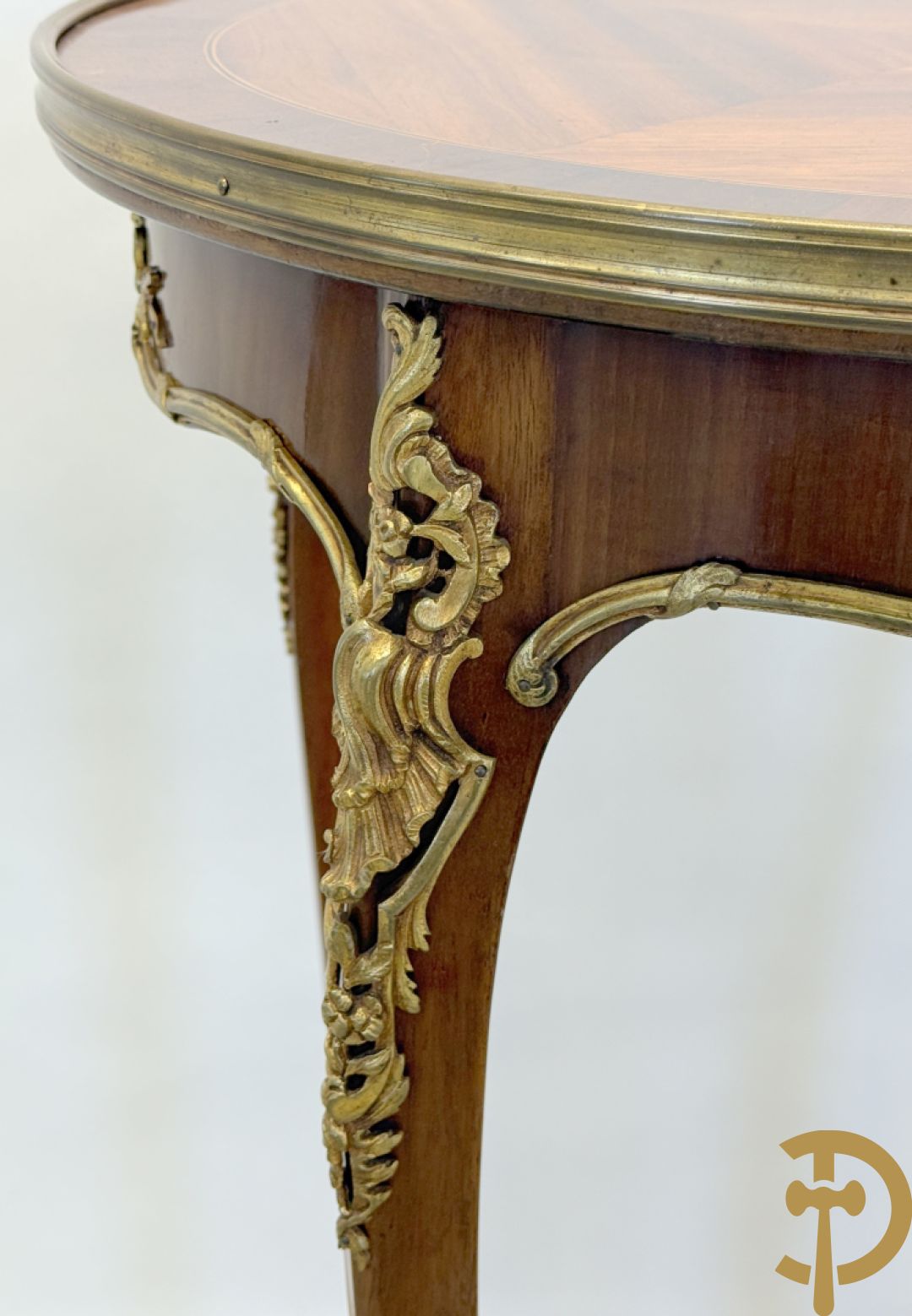 Mahoniehouten ronde bijzettafel met Louis XV bronsbeslag op 4 voluutvormige poten