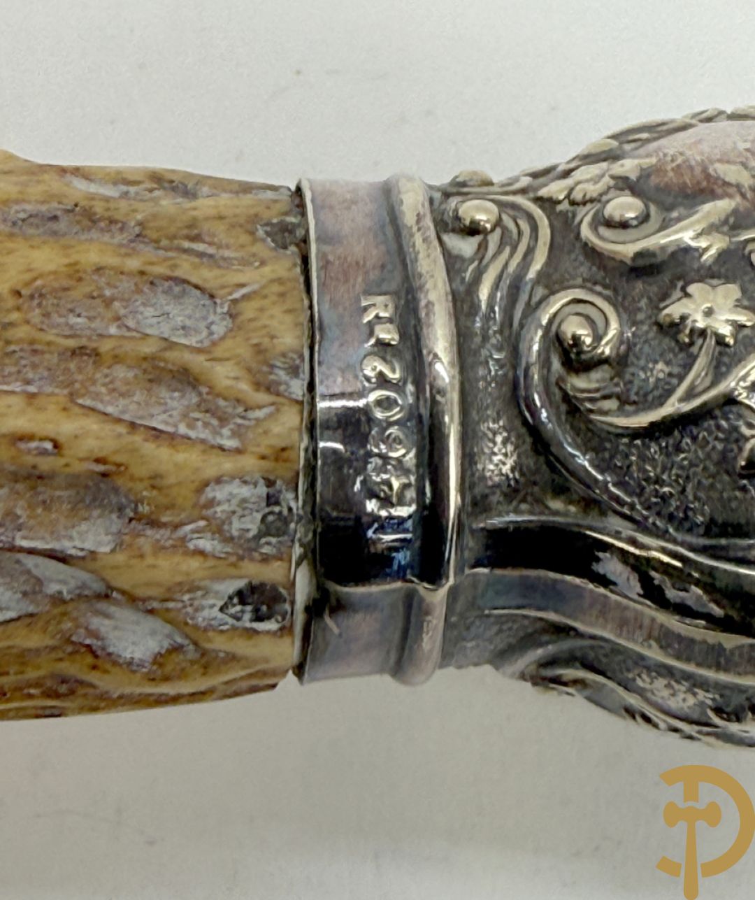 Verzilverde kader met Louis XVI motieven en geslepen spiegel + vergrootglas imet benen handvat en verzilverde montuur