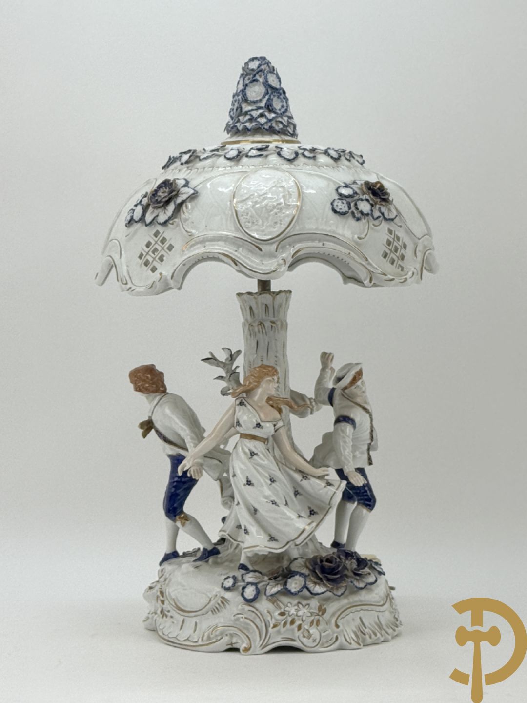 Porseleinen lampadaire met 4 dansende figuren, bovenaan met bloemenknop bezet