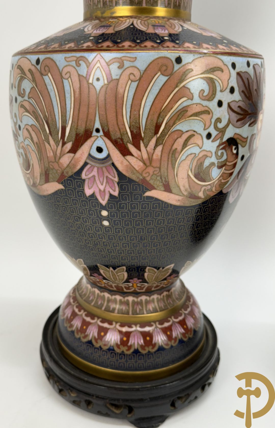 Paar ballustervormige cloisonévazen met decor van vogels en bloemen - op houten sokkel + paar kleine cloisonévazen met vogel en bloemendecor - op houten sokkel