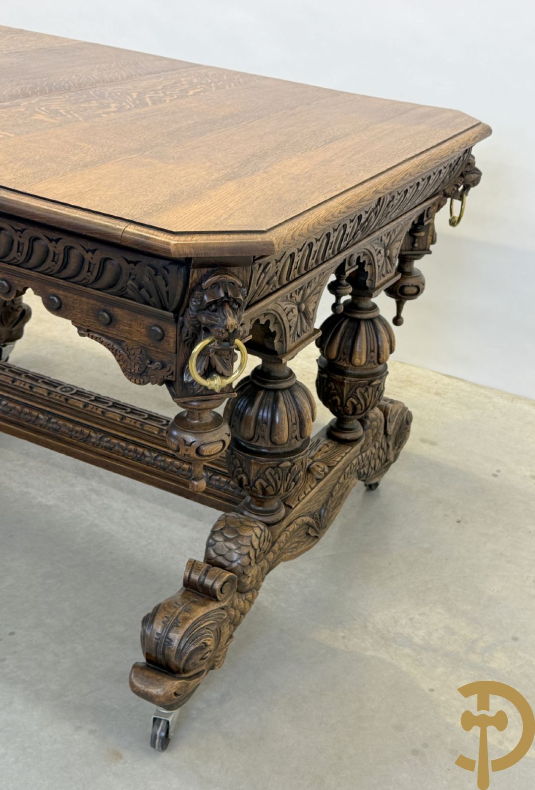 Massief eiken dolfijnetafel met knorrenlijst en leeuwenkoppen, Neo Renaissence stijl + 6 eiken stoelen met sculptuur