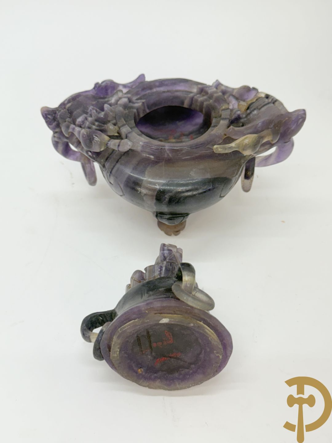 Drie Chinese handgesculpteerde urnes in gesteente met drakendecor (jade, amethist en fluoriet)