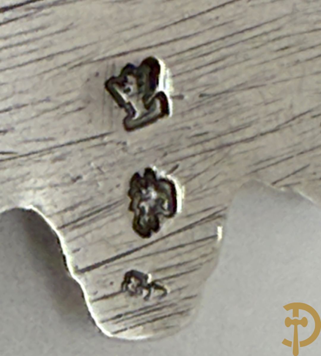 Massief zilveren schaal met handvaten in schelpvorm , Parijs 1752-1753, zilversmid Antoine Bailly, het meesterteken is aangebracht op beide handvaten en middenstuk, met décharge stempel paardenhoofd