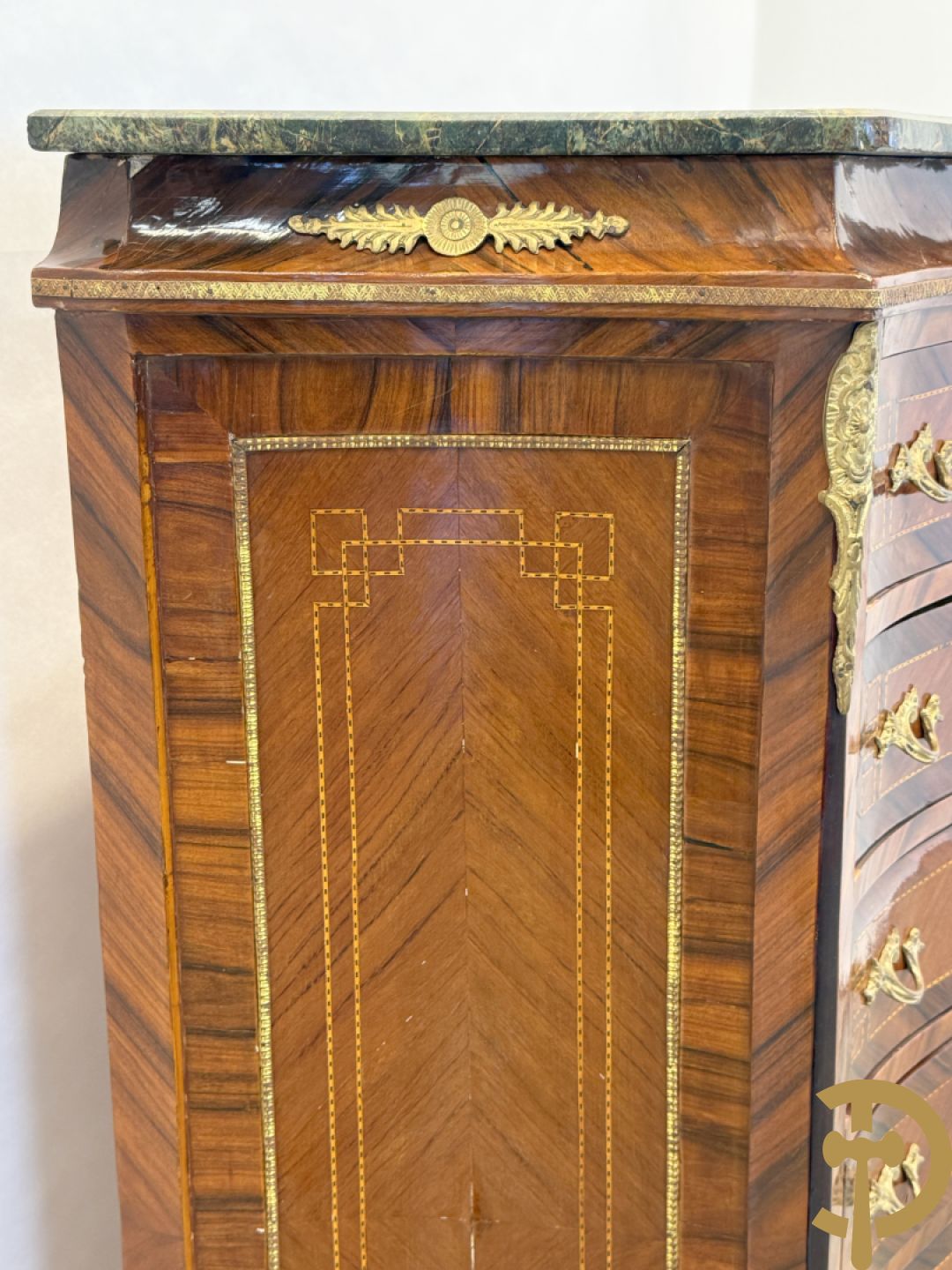 Notelaren gemarketteerde zevenladen kast met bronsbeslag, replica, jaren 