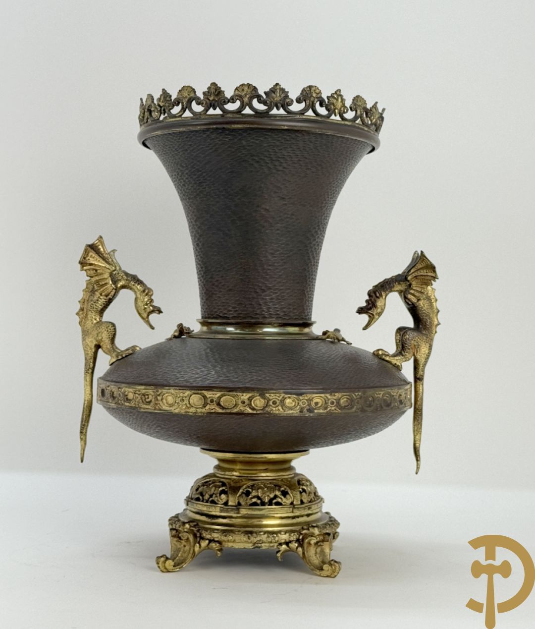 Koperen siervaas met bronzen ornamenten van hagedissen en draken