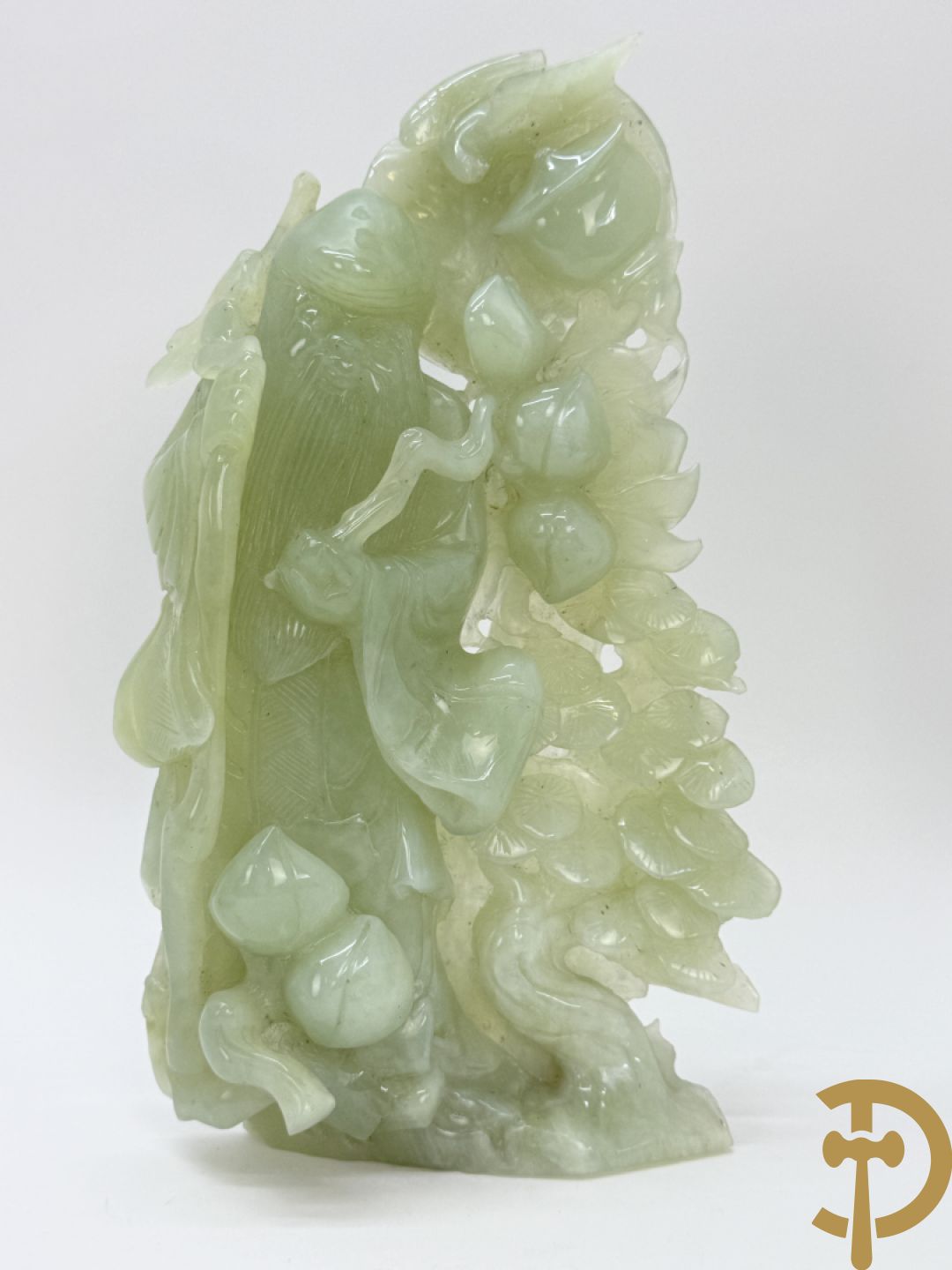 Jadeiet sculptuur van boedhistisch figuur + jadeiet wijsgeer met perziken + geisha in jadeiet