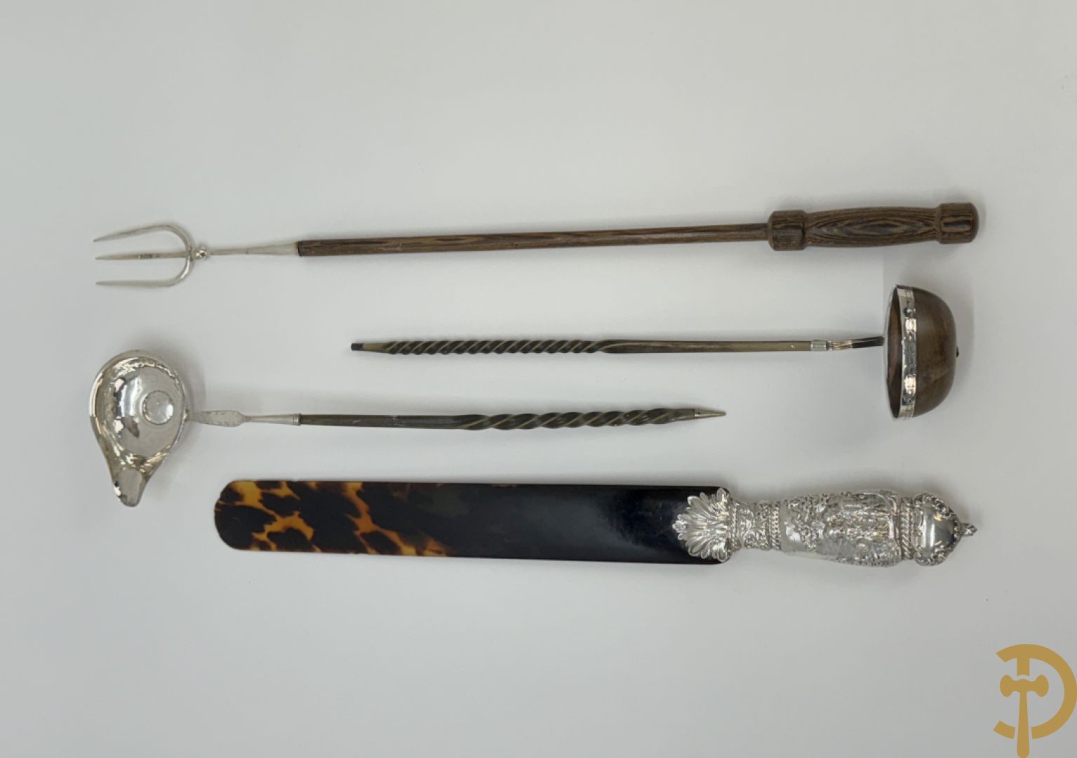 Massief zilveren Engelse Victoriaanse pagina omslager, Roccoco stijl 19e (door William Comyns te Londen) + twee massief zilveren lepels + massief zilveren lange vork