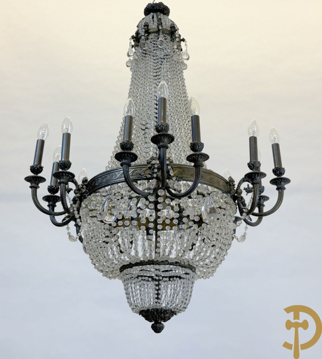 Grote bronzen kasteelluchter Sac-à-perles, Louis XVI stijl, met 5 armen telkens met 3 kaarsen