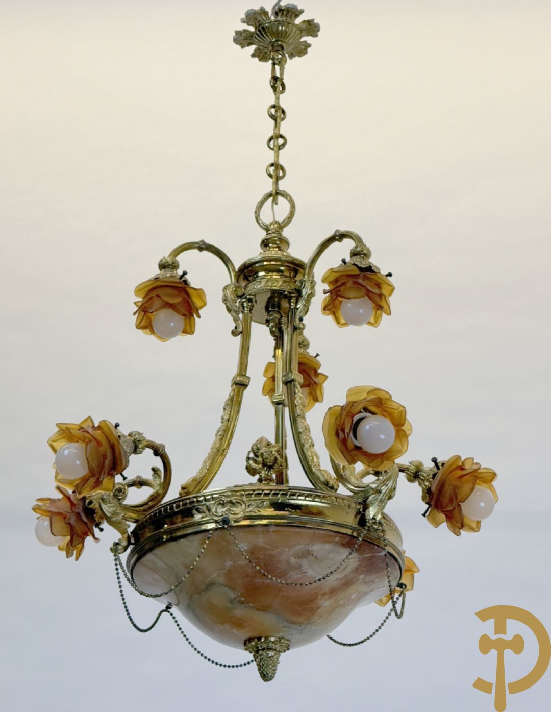 Vuurvergulde bronzen luchter met 9 lichtpunten bezet met roosjes en albast coupe onderaan