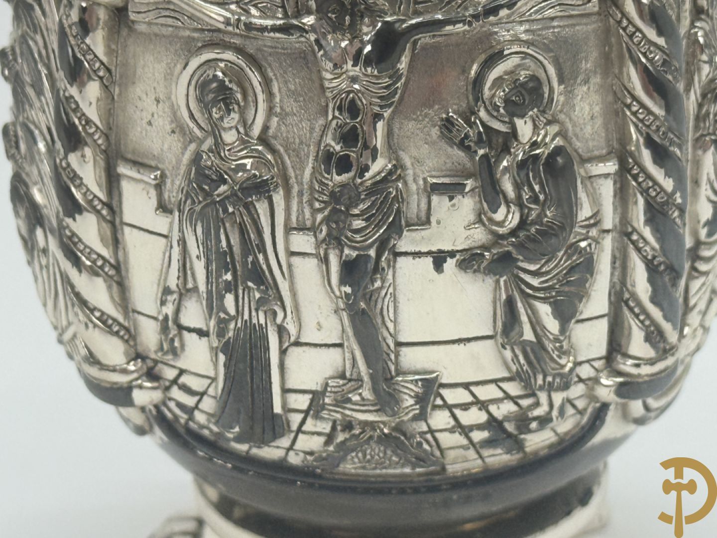 Grieks orthodox ei met 4 religieuse scènes met zilver bekleed.