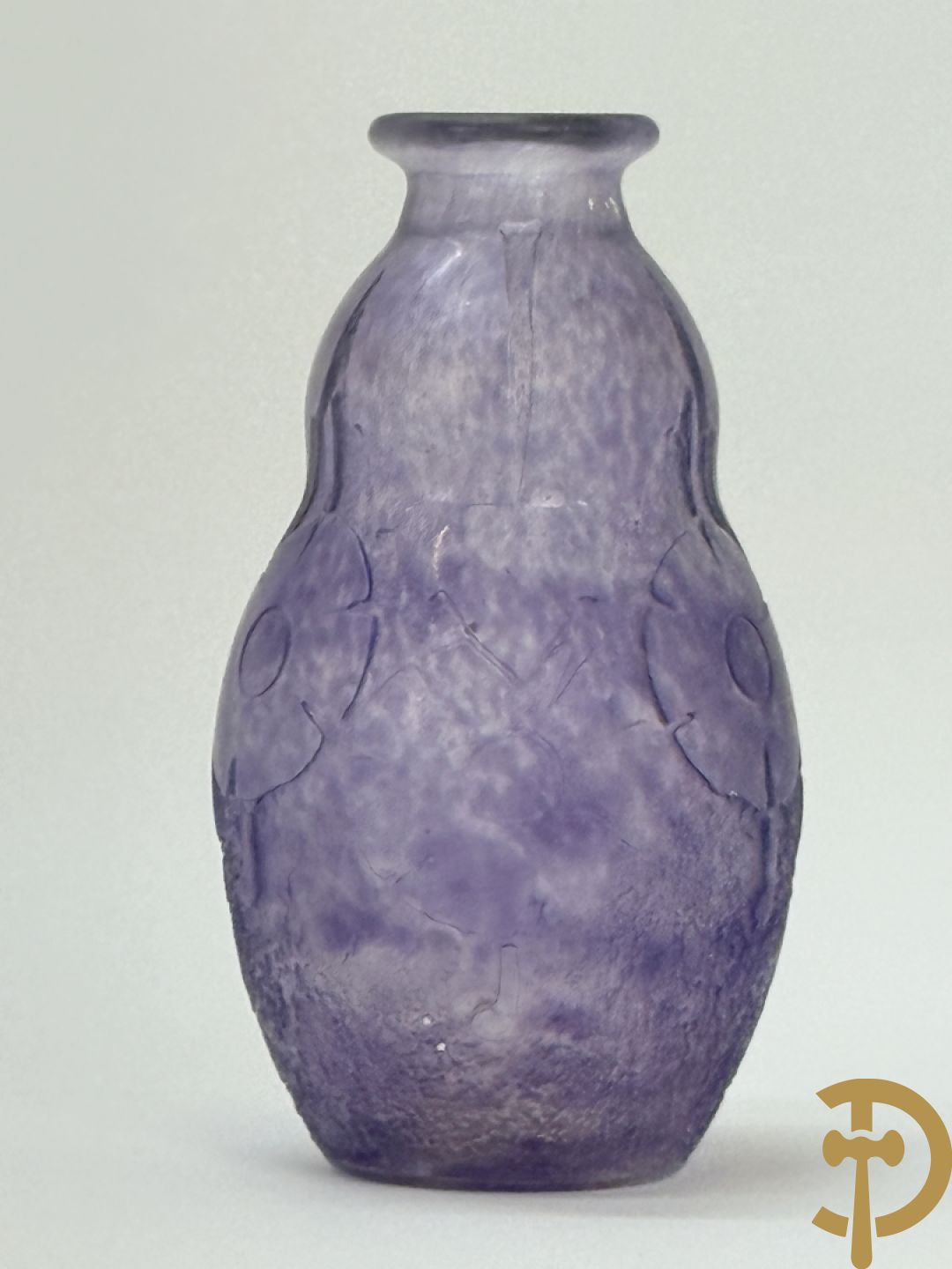 Pate de verre vaasje met bloemenmotieven, Art Deco periode, Degue getekend