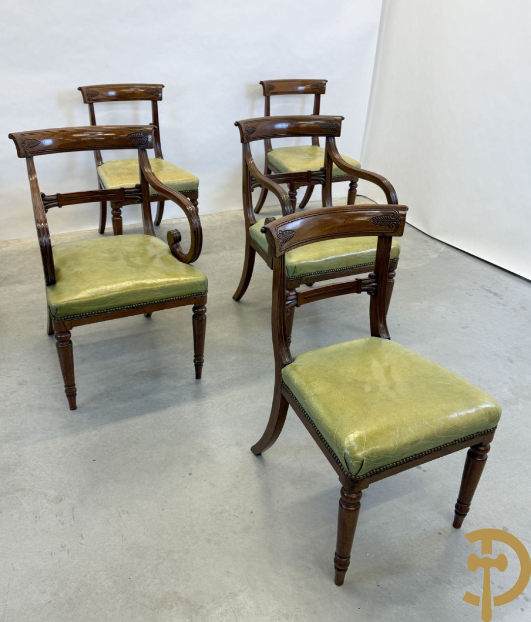 Set Engelse mahoniehouten stoelen met gondelvormige rug en lederen zitting (2 armzetels en 4 stoelen)