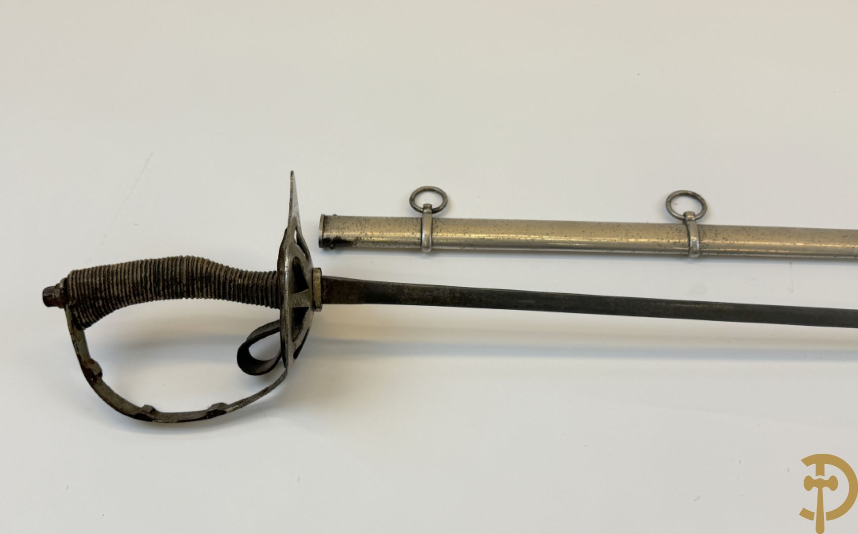 Duitse epee met gegraveerd handvat in schede