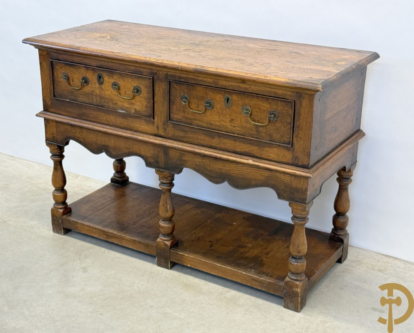 Massief eiken Engelse side board met 2 lades, op ballusterpoten