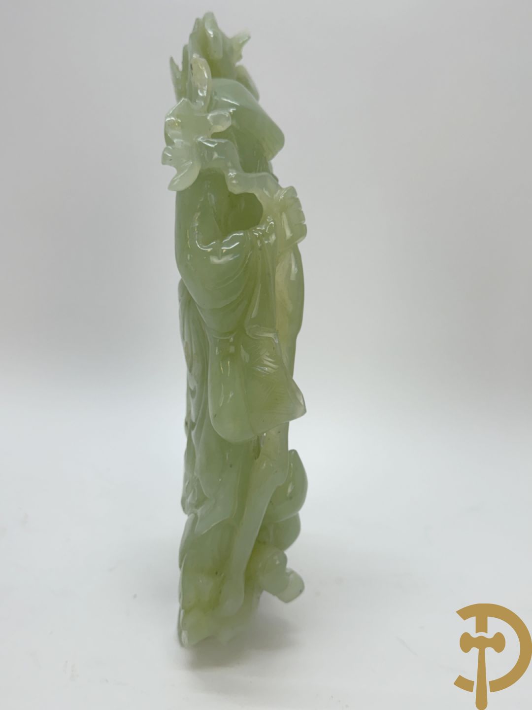 Jadeiet sculptuur van boedhistisch figuur + jadeiet wijsgeer met perziken + geisha in jadeiet