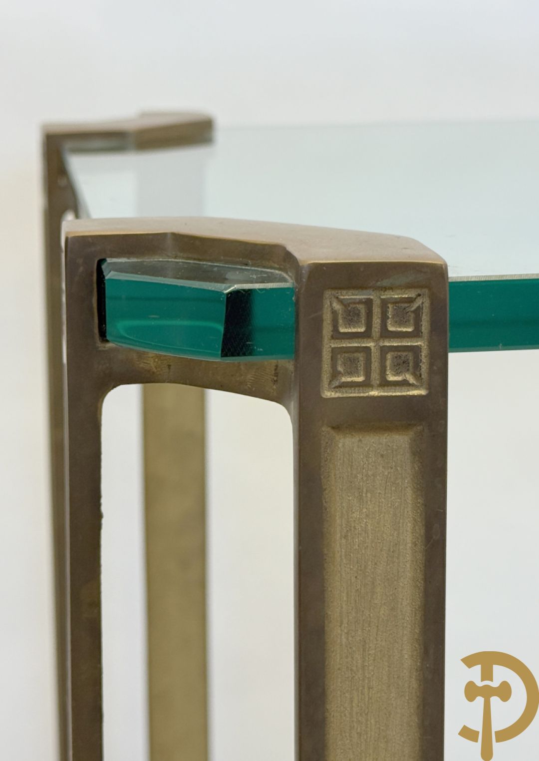 Design bijzettafel met glazen blad op 4 koperen poten